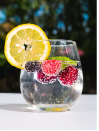 Wasser mit Früchten und Zitronenscheibe