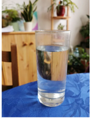 Wasserglas am Tisch