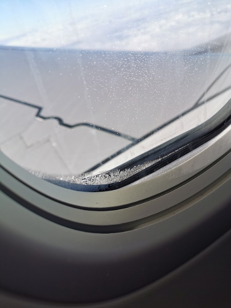 Eis am Flugzeug Fenster.