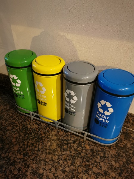 Grüne, Gelbe, Graue und blauer, runder Mülleimer für Mülltrennung