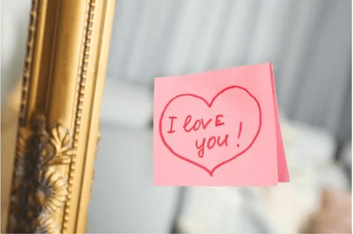 Post-it an Spiegel, ich liebe dich auf Englisch