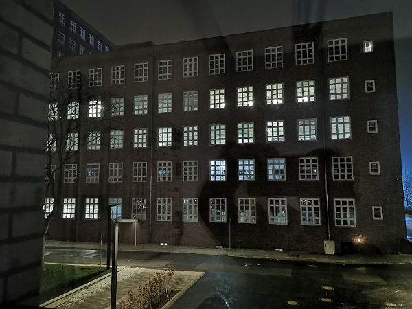 Siemens Campus Gebäude in der Dunkelheit