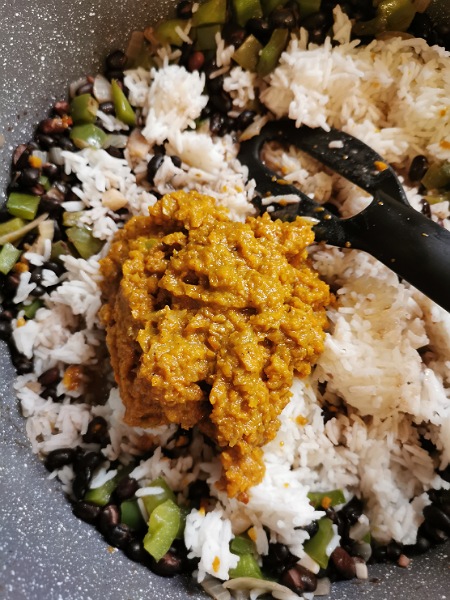 Schwarze Bohnen, grüne Paprika, Reis und Karotten Salsa