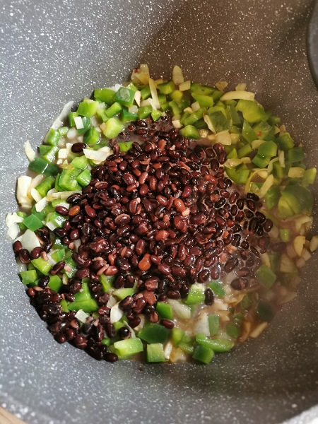 Schwarze Bohnen und grüne Paprika