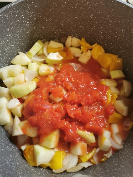 Papaya, Zwiebel, Brotfrucht und Tomaten 