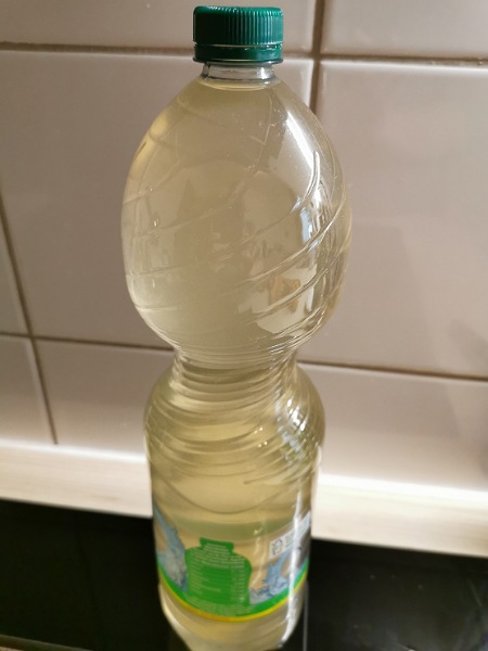 Spargelwasser in der Flasche abgefühlt